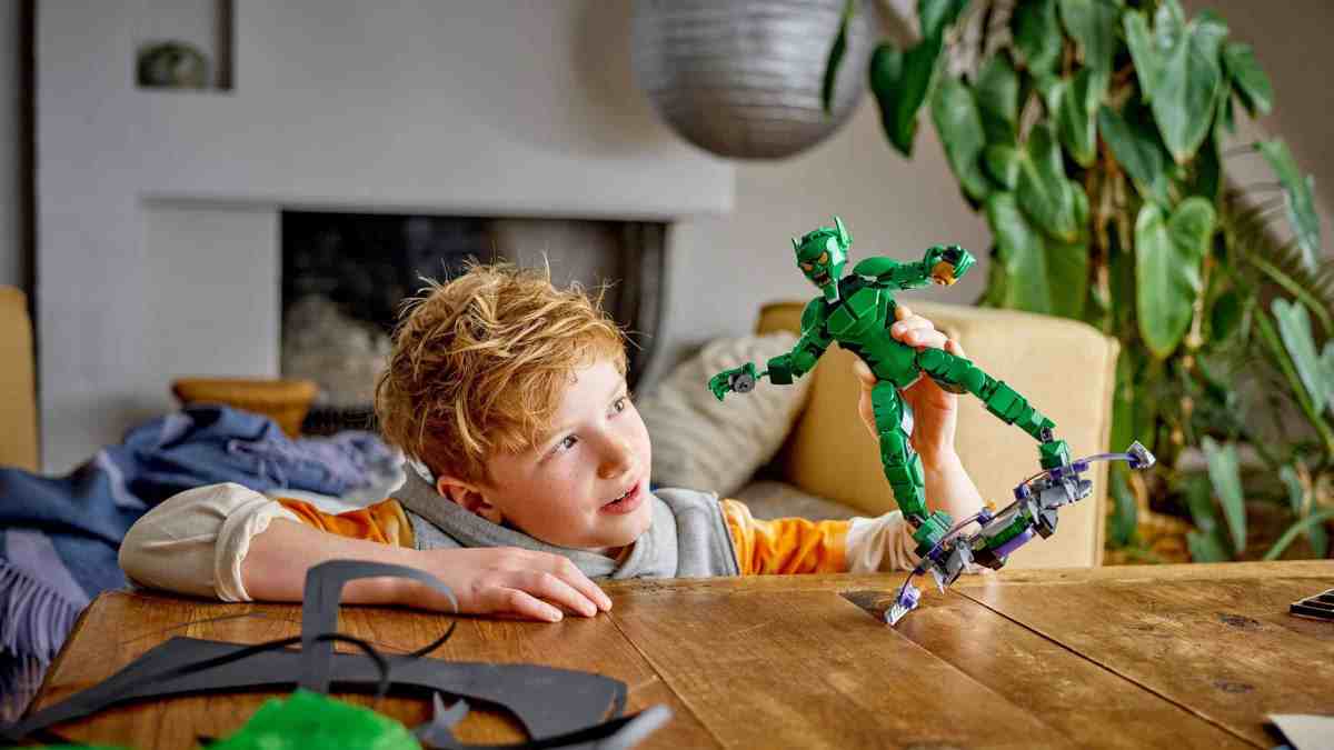 New LEGO Marvel Construction Figures of Green Goblin and Iron Spider-Man Revealed!